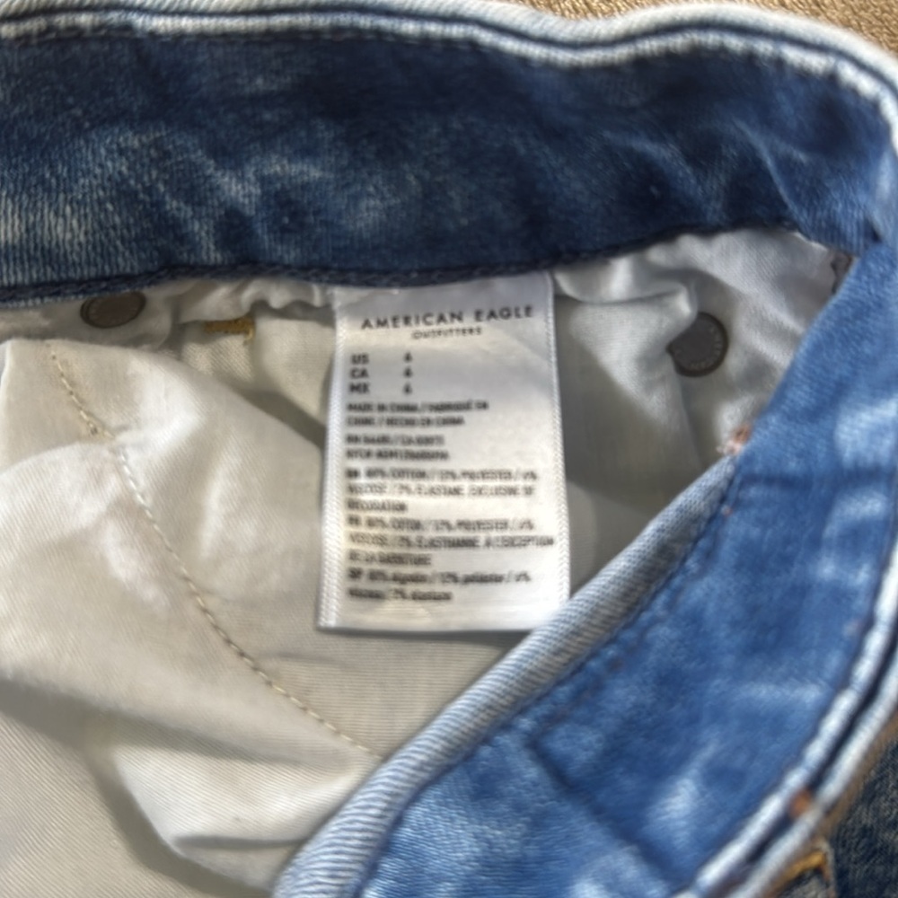American‎ Eagle Woman’s Curvy Hi Rise Distressed Denim Women's Shorts - Picture 7 of 10